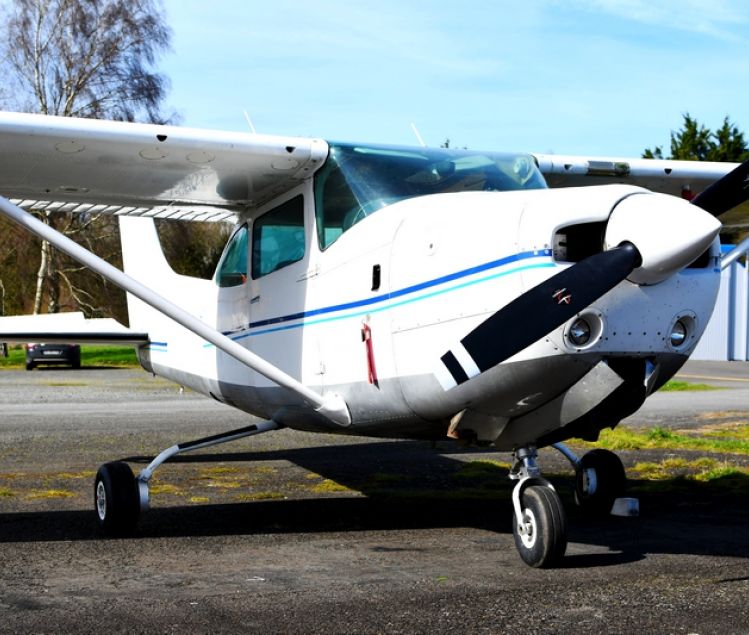 CESSNA FR-182Q [RG]