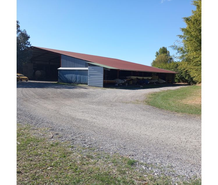 PLACE DE HANGAR VAR 3-AXE