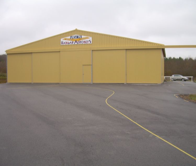 VENDS HANGAR AERO LFEV