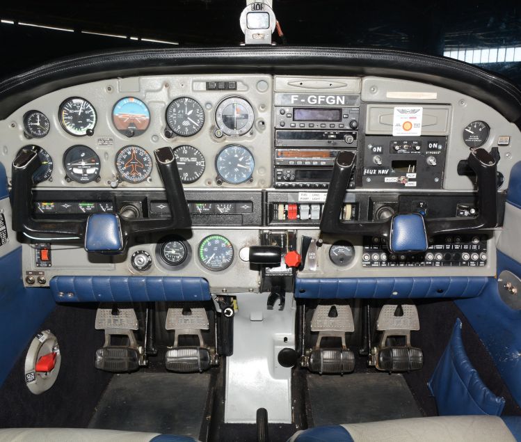 VENDS AVION PIPER PA28-18