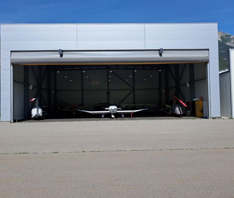 LOCATION HANGAR LFNC
